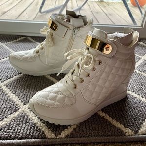 ShoeDazzle Offwhite Wedge Sneakers 8 Women